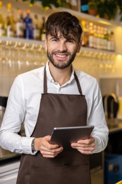 Gülümseyen genç pizzacı, kendini iyi hissediyor.