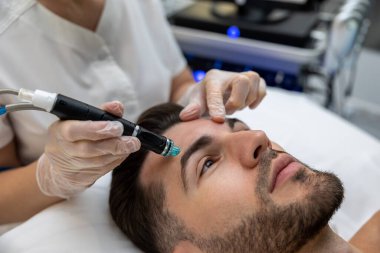 Şu anki terapi. Erkek hasta yüz tedavisi görüyor.