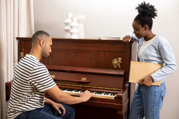 Donna Insegnante Musica Che Insegna All Uomo Suonare Pianoforte Lezioni — Foto Stock
