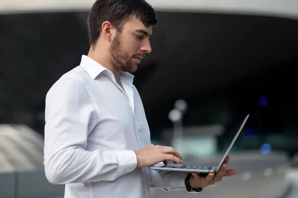 远程工作 带着笔记本电脑在户外工作的商人 — 图库照片