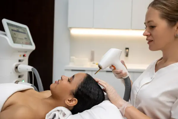 Haarpflege Kundin Bei Einer Lasertherapie Für Haare Einer Schönheitsklinik — Stockfoto