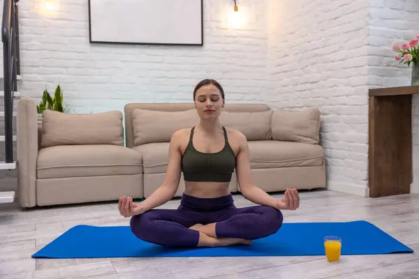 Yoga Evde Lotus Pozisyonunda Oturan Huzurlu Görünen Hoş Genç Bir — Stok fotoğraf