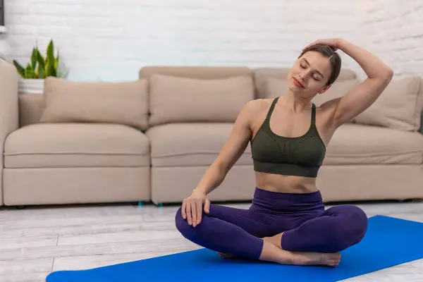 Vücut Esneme Hareketleri Lotus Pozisyonunda Oturan Esneme Hareketleri Yapan Genç — Stok fotoğraf