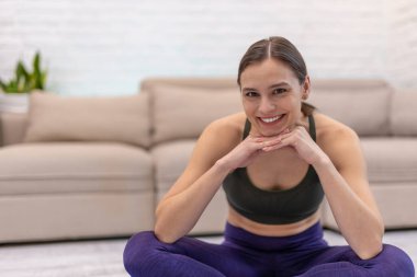 Yogini. Nilüfer çiçeği pozunda gülümseyen tatlı kız.