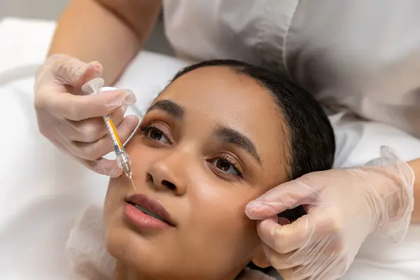 Beauty Salon Beautician Making Face Injections Female Patient — Stock Photo, Image