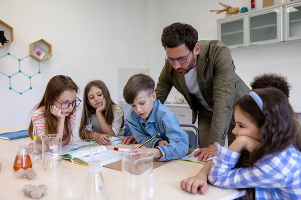 Homem Professor Com Crianças Durante Aula Química Sala Aula Escola — Fotografia de Stock