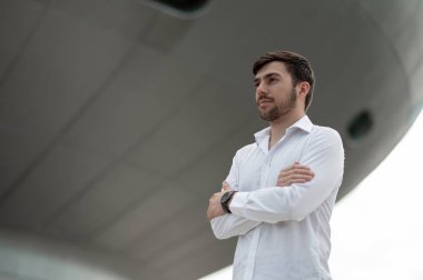 Keyfin yerinde. Sakallı genç adam mutlu görünüyor ve gülümsüyor.