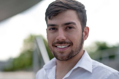 Keyfin yerinde. Sakallı genç adam mutlu görünüyor ve gülümsüyor.