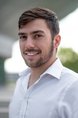 Keyfin yerinde. Sakallı genç adam mutlu görünüyor ve gülümsüyor.