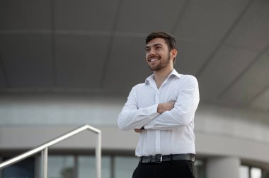 Keyfin yerinde. Sakallı genç adam mutlu görünüyor ve gülümsüyor.