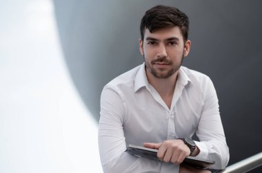 Müdürüm. Dizüstü bilgisayarlı beyaz gömlekli genç müdür.