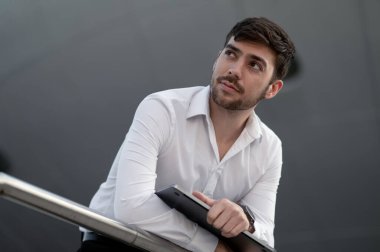 Müdürüm. Dizüstü bilgisayarlı beyaz gömlekli genç müdür.