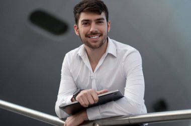 Müdürüm. Dizüstü bilgisayarlı beyaz gömlekli genç müdür.