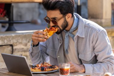 Pizza zamanı. Bir kafede pizza yiyen bir adam.