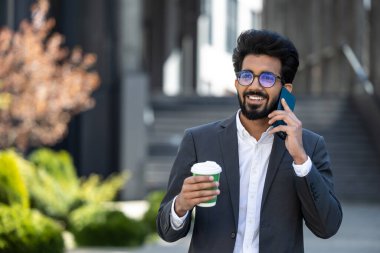 Genç yakışıklı iş adamı kahve molasında arıyor.