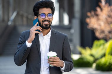Genç yakışıklı iş adamı kahve molasında arıyor.