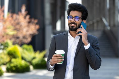 Genç yakışıklı iş adamı kahve molasında arıyor.