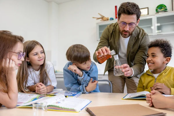 Homem Professor Com Crianças Durante Aula Química Sala Aula Escola — Fotografia de Stock