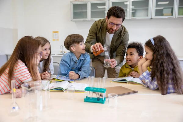 Professora Crianças Sala Aula Explorando Novo Tópico Química Escola — Fotografia de Stock