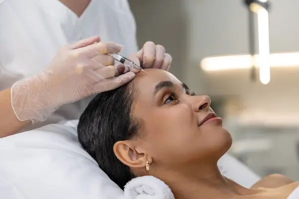 Haarpflege Junge Frau Bei Einer Sitzung Der Haarplasmotherapie — Stockfoto
