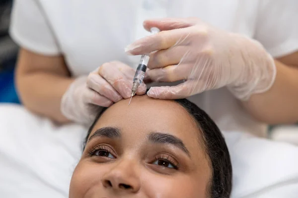 Haarpflege Junge Frau Bei Einer Sitzung Der Haarplasmotherapie — Stockfoto