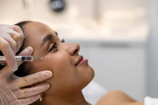 Gesichtspflege Frau Bekommt Schönheitsinjektionen Schönheitssalon — Stockfoto