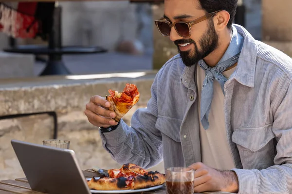 Pizza zamanı. Bir kafede pizza yiyen bir adam.