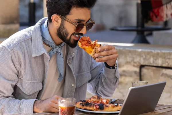 Pizza zamanı. Bir kafede pizza yiyen bir adam.