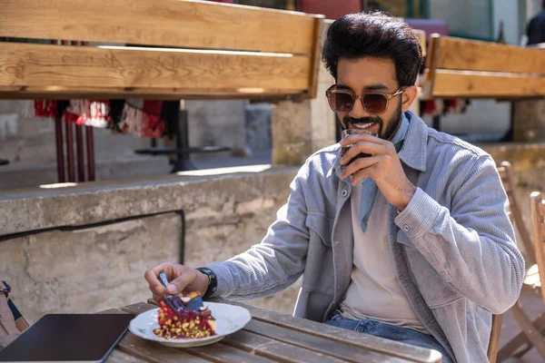 Pizza zamanı. Bir kafede pizza yiyen bir adam.