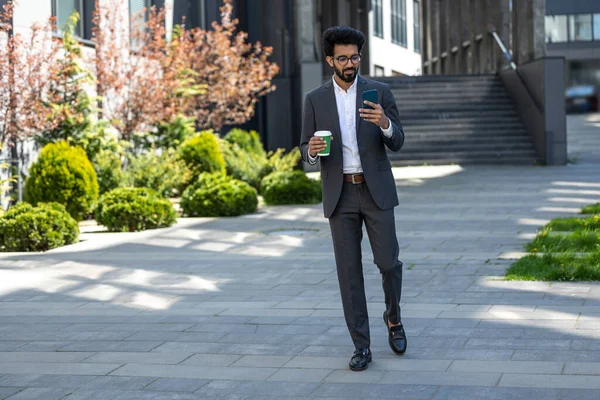 Genç yakışıklı iş adamı kahve molasında arıyor.