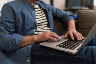 Bilgisayarda çalışan bir adamın resmini kapat.