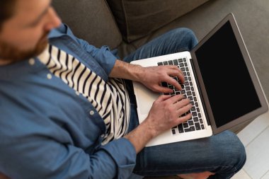 Bilgisayarda çalışan bir adamın resmini kapat.