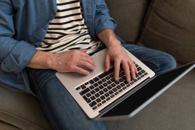 Bilgisayarda çalışan bir adamın resmini kapat.