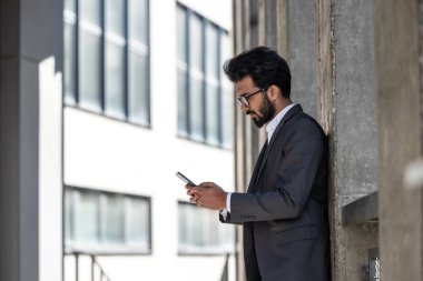 Ofis bölgesindeki genç Hindu zarif adam.