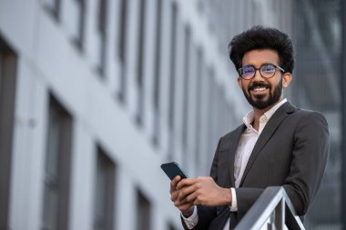 Ofis bölgesindeki genç Hindu zarif adam.