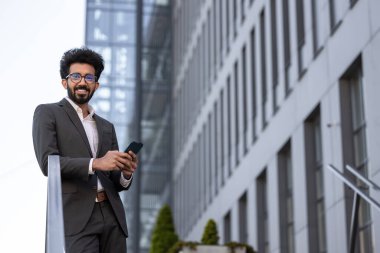 Ofis bölgesindeki genç Hindu zarif adam.