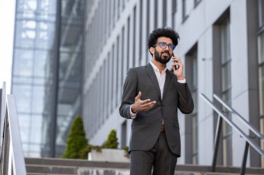 Ofis bölgesindeki genç Hindu zarif adam.