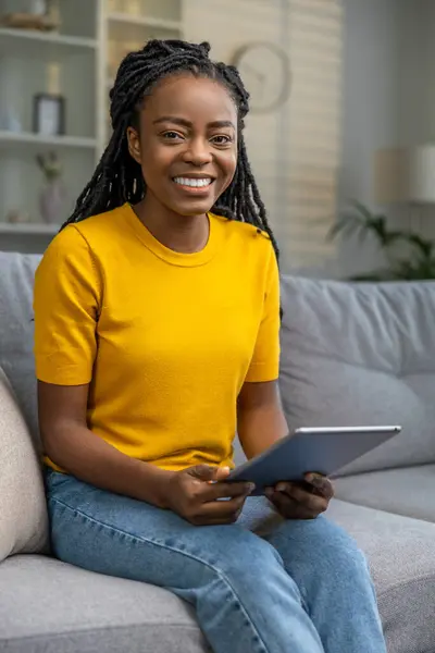 Jonge Vrouw Geel Tshirt Met Een Tablet Glimlach — Stockfoto