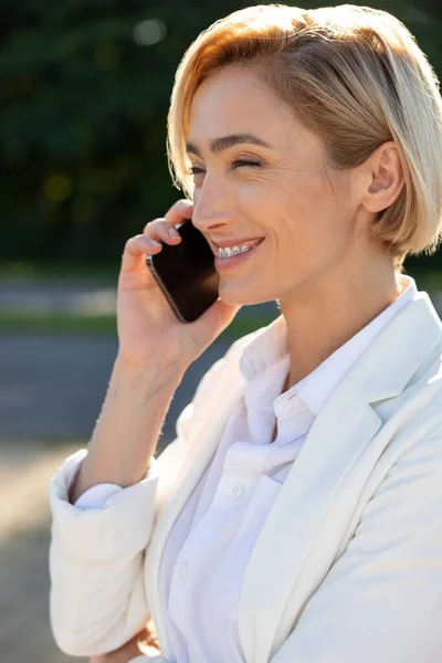 Joven Hermosa Mujer Caucásica Sonriendo Confiado Hablando Teléfono Inteligente Calle — Foto de Stock