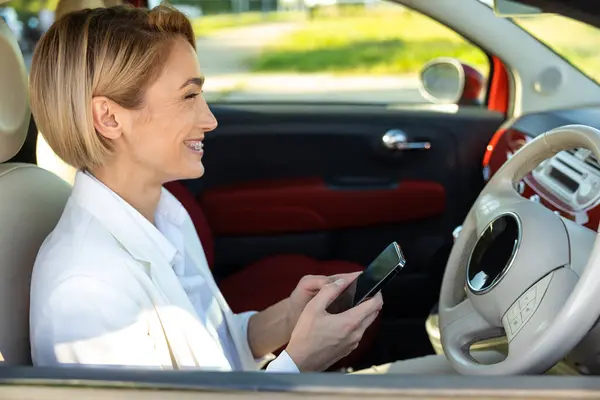 Attractive Business Woman Driver Using Cell Phone Online Navigator Traveling — Stock Photo, Image