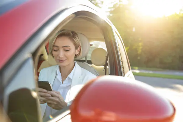 Adult Blonde Woman Sitting Car Holding Mobile Phone Chatting Online — Stock Photo, Image