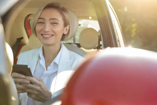 Blonde Cheerful Woman Using Smartphone Business Tip Automobile — Stock Photo, Image