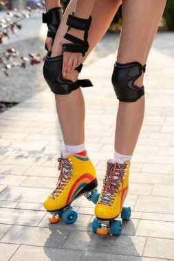 Dizliklerini düzelten kadın.