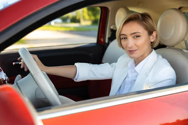 Blonde Woman Driving Car Smiling Enjoying Auto Travel Town Her — Stock Photo, Image
