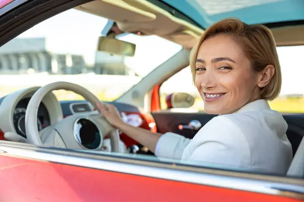Sorrindo Empresária Dirigindo Carro Sentado Assento Motorista Seu Carro Vermelho — Fotografia de Stock