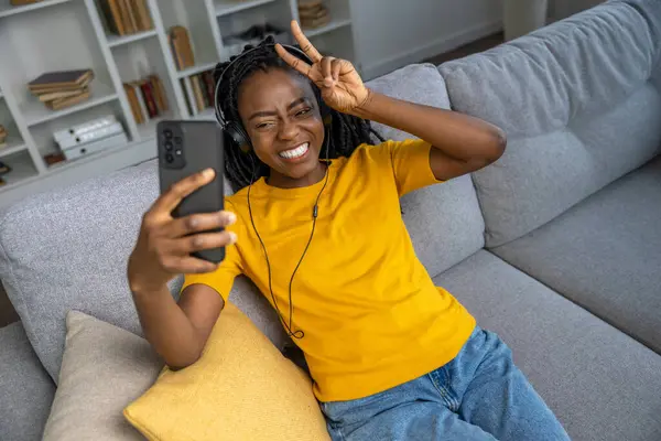 Junge Frau Telefoniert Video Und Lächelt — Stockfoto