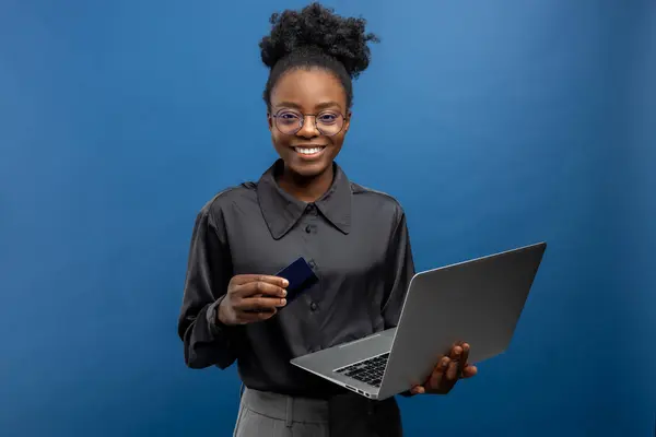 Kredi Kartı Dizüstü Bilgisayarı Olan Afrikalı Amerikalı Bir Kadını — Stok fotoğraf