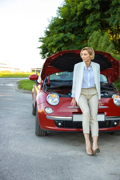 Νεαρή Γυναίκα Στέκεται Κοντά Χαλασμένο Αυτοκίνητο Έσκασε Κουκούλα Έχουν Πρόβλημα — Φωτογραφία Αρχείου