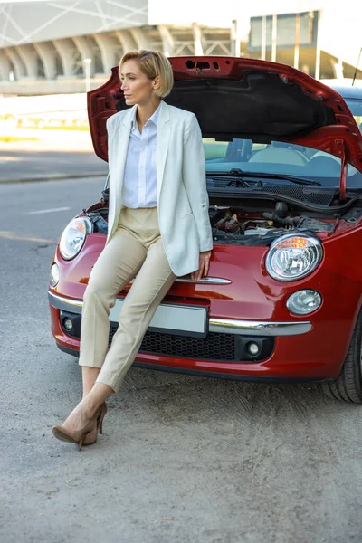 Blonde Woman Standing Broken Automobile Road Waiting Service Has Problems — Stock Photo, Image