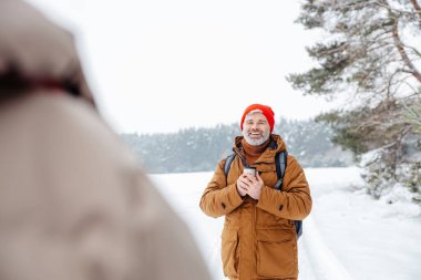 İyi hissediyorum. Elinde termosla gülümseyen adam halinden memnun görünüyor.